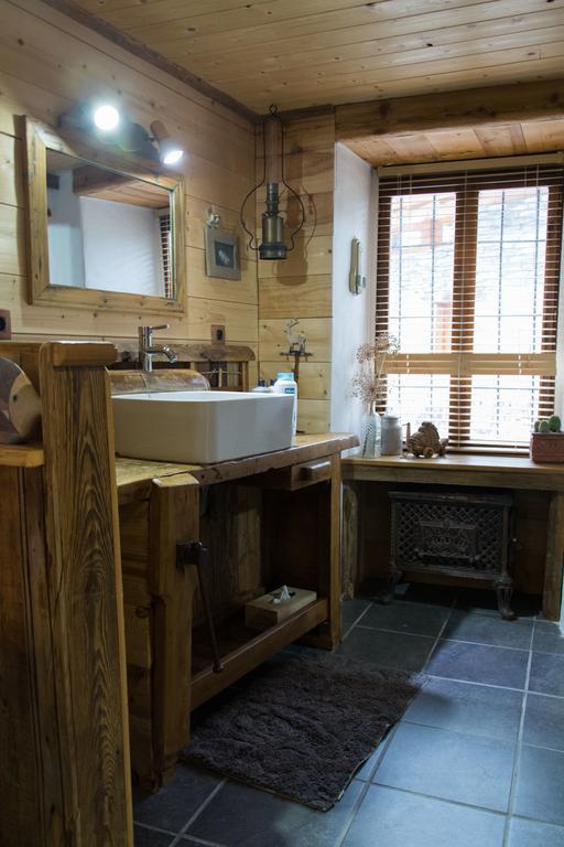 Bed and Breakfast Chalet Bois D'Antan Сент-Фуа-Тарантез Номер фото
