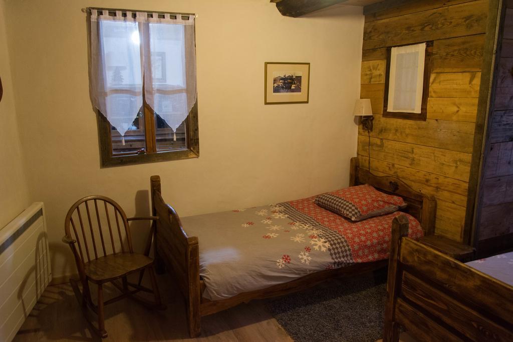Bed and Breakfast Chalet Bois D'Antan Сент-Фуа-Тарантез Номер фото