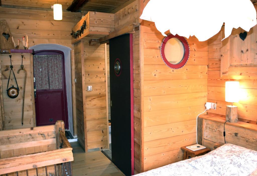 Bed and Breakfast Chalet Bois D'Antan Сент-Фуа-Тарантез Екстер'єр фото